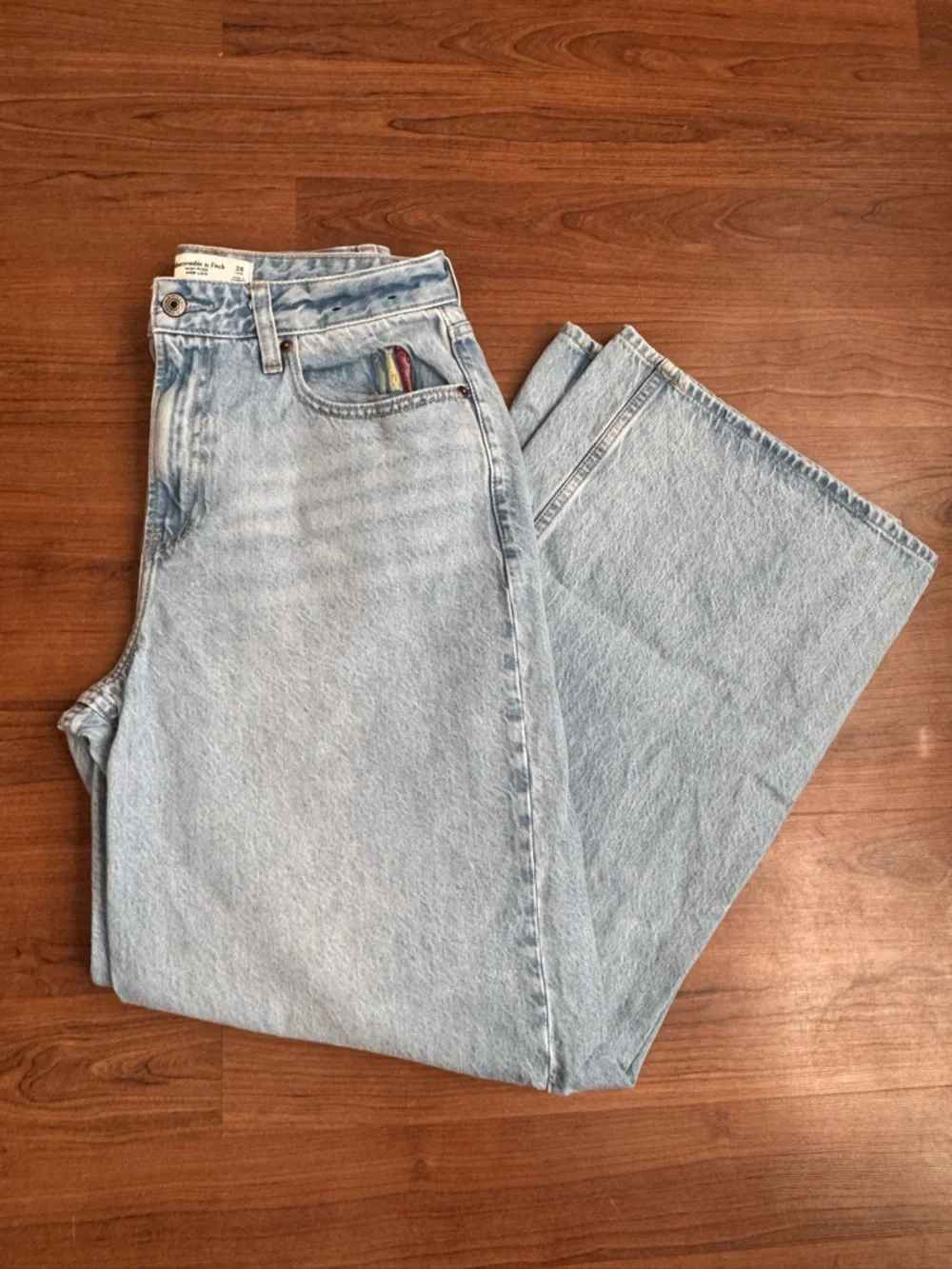 A&F Curve Love High Rise Wide Leg Fish Embroidery Jeans - Picture 2 of 13